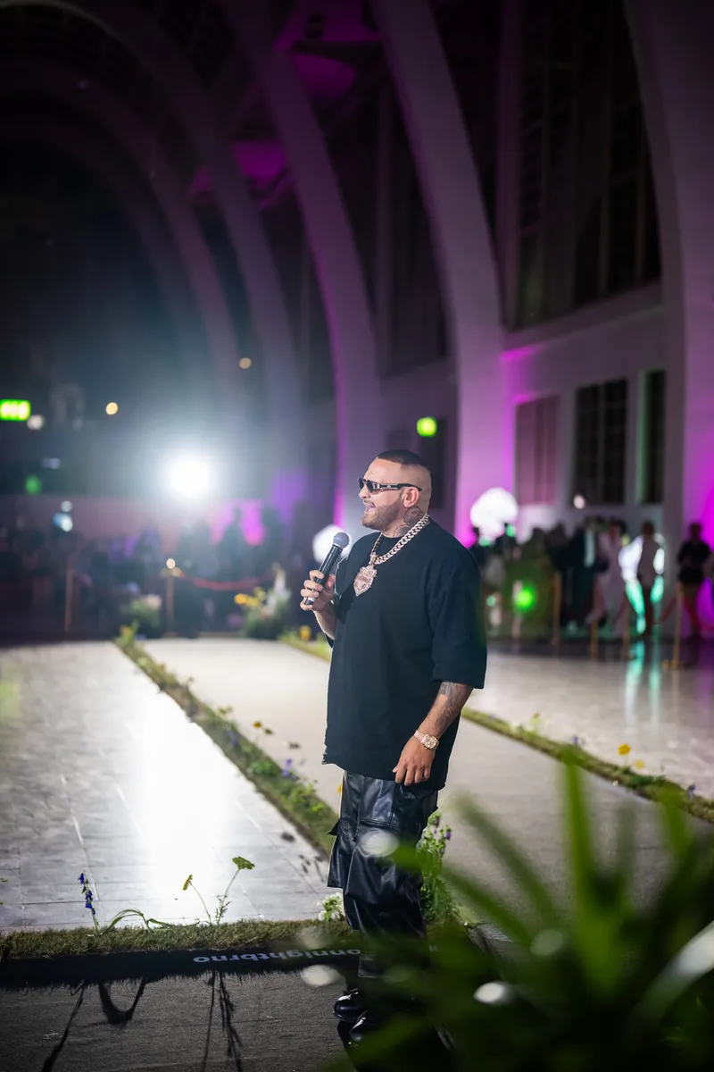Zpěvák na pódiu Brno Fashion Night