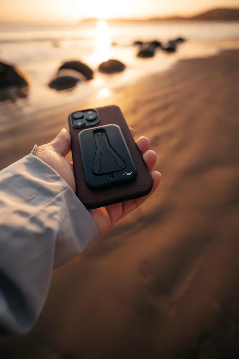 Produktová fotografie telefonu na pláži