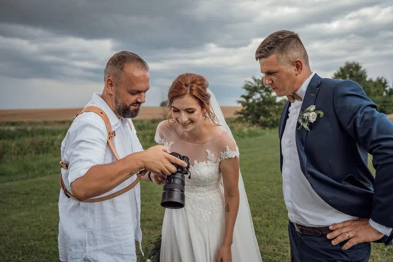 Ukázka fotografií novomanželům přímo na displeji