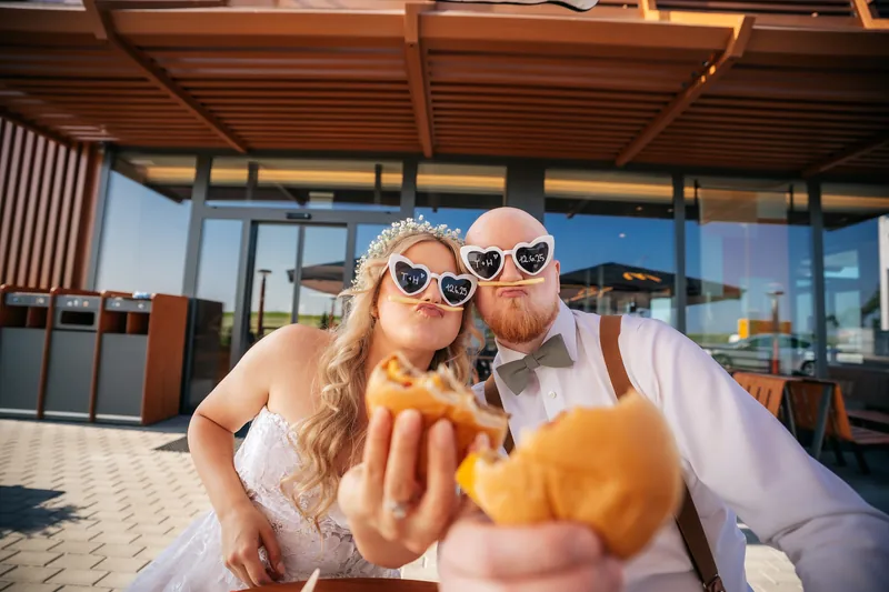Novomanželé a společný hamburger